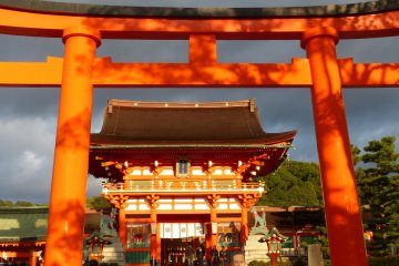 ล้อมรอบด้วยเสาแดงที่ Fushimi Inari
