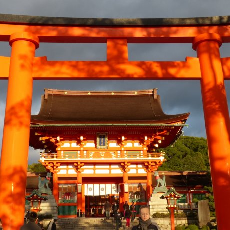 ล้อมรอบด้วยเสาแดงที่ Fushimi Inari