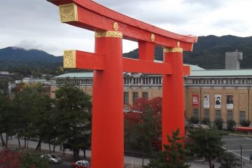 <p>The big red gate to Heian-jinja, seen from the Museum of Modern Art</p>