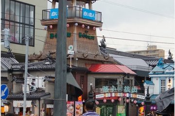 <p>เมื่อคุณพบกับ Tourist Information Center ให้คุณกลับหลังหัน มองไปเยื้องซ้ายคุณจะพบกับ&nbsp;Otaru Denuki Koji Alley ดังในรูปครับ ให้ข้ามถนนมาเลย</p>