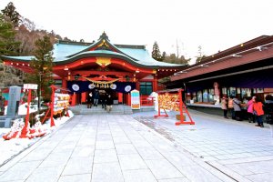 ศาลเจ้าโกโคขุ(Gokoku Shrine) ที่อยู่บริเวณทางเข้า ก่อนจะเข้าไปยังบริเวณรูปปั้นของดาเตะ มาซะมุเนะ