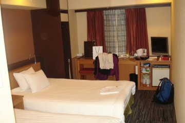 <p>ห้องพักที่กว้างพอให้เหยียดแข้งขา ไม่เหมือนกับโรงแรมธุรกิจแบบ &quot;จิ้งหรีด&quot; ของญี่ปุ่น</p>