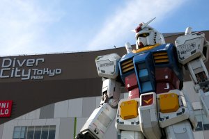 Gundam statue &quot;RG 1/1 RX-78-2 Gundam Ver. GFT&quot; not only has a commanding stance in front of Diver City Tokyo, its head rotates in various directions!