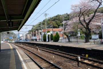 <p>นั่งรถไฟ Meitetsu สาย Inuyama จากสถานี Nagoya และลงสถานี Inuyamayuen</p>