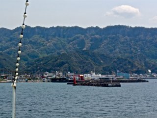 Just a 40-minute cruise from Kurihama Port Terminal, on a clear day you can view Mt Nokogiriyama from the comfort of the ferry.