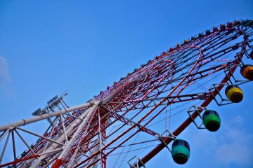 <p>แหงนหน้ามองดู Ferris Wheel หนึ่งในแลนมาร์ค ของโอไดบะ</p>