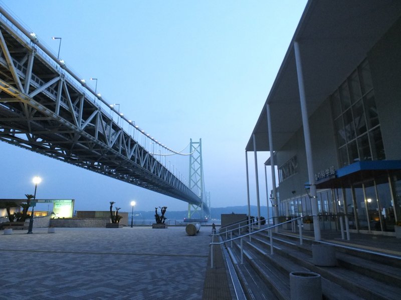 <p>พิพิธภัณฑ์&nbsp;Bridge Exhibition Center ด้านขวา&nbsp;Maiko Marine Promenade ทางด้านซ้าย</p>