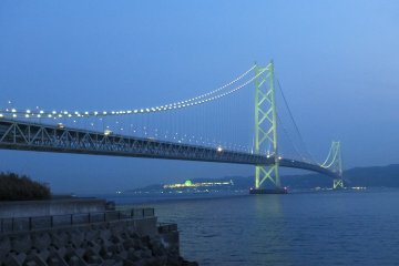 <p>สะพานอะคาชิ-ไคเกียว สะพานแขวนที่ยาวที่สุดในโลก ในยามค่ำคืน</p>