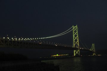 <p>แสงสีจากบนสะพานในระยะไกล</p>