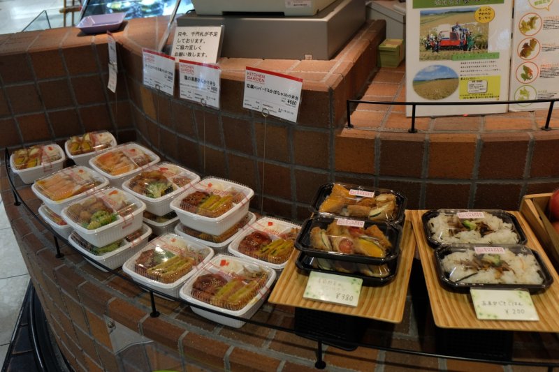 <p>มีชุดอาหารกลางวันราคาประหยัดให้เลือกมากมาย ตกกล่องละ 350-600 เยน</p>