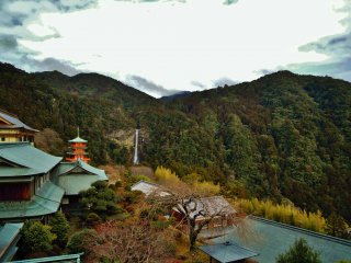 Pemandangan lembah yang indah dengan air terjun dan pagoda kuil
