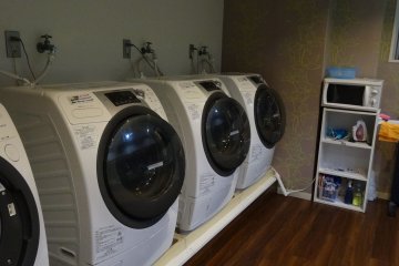 <p>ห้องซักรีดทีมีเครื่องซักและอบผ้าแบบหยอดเหรียญ</p>
