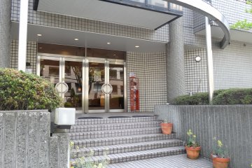 <p>The Comfort Tama Plaza entrance</p>