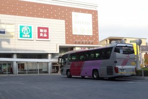 รถบัสที่ให้บริการรับส่งผู้โดยสารไปยังสนามบิน นาริตะหรือสนามบินฮะเนดะ ที่สถานี Tama-Plaza