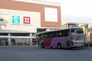 <p>Shuttle bus for the airports at the Tama-Plaza Station</p>