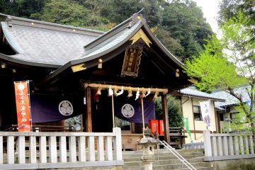 <p>Closer view of Kurotatsu Shirine&#39;s prayer hall &nbsp;</p>