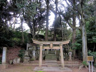 Ngôi đền nhỏ Hakusan trên sườn núi Asuwa