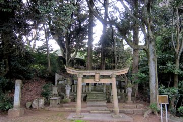 <p>Small Hakusan Shrine on the hillside of Mt. Asuwa</p>