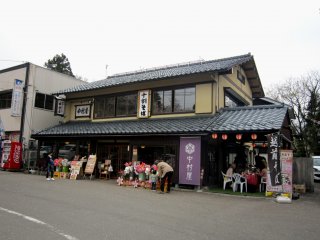 足羽山山腹の喫茶店。桜のシーズンには混み合う