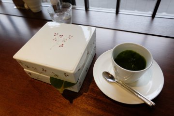 <p>มาแล้วค่ะ เซต Gion Fondue สองชั้น พร้อมชาเขียวข้นๆ เอาไว้จิ้ม</p>