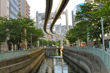 <p>This winding track runs along the canal in Chiba City. Can you imagine what the ride would feel like? There&#39;s a slight rock as it freely sways along the 15.2Km distance.</p>
