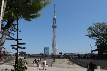 <p>สวนสาธารณะสุมิดะที่อะซะกุซะ อยู่ตรงกันข้ามริมฝั่งแม่น้ำกับ Tokyo Skytree</p>