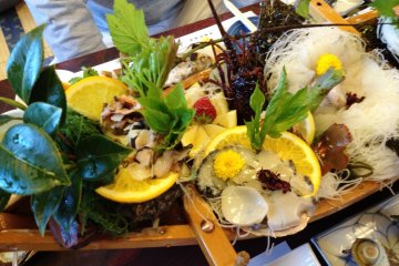 If you order the “fresh seafood on the boat-shaped platter”, you will be amazed at the volume: Abalone, turban shell, flounder, sea bream, lobster, chopped raw mackerel! 