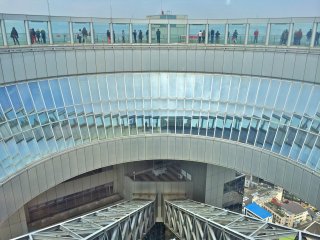 Para aceder ao 40º andar, o Observatório do Jardim Flutuante, pode usar o elevador ou subir um lanço de escadas. De qualquer das formas, será levado a um espaço circular com uma vista fantástica.