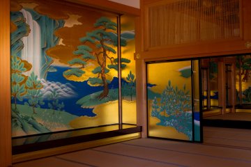 อย่างไรก็ตาม เมื่อมาถึงห้องที่หรูหราที่สุด ก็ยิ่งทำให้ฉันลืมหายใจ ภาพวาดนั้นคัดลอกจากของจริงในสมัยเอโดะ และเป็นแก่นแท้ของความงามแบบญี่ปุ่น