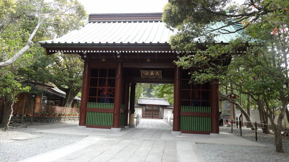 ประตูทางเข้าวัดโกะโตะกุ-อิน ประตูนิโอะ-มอน (Nio-mon)