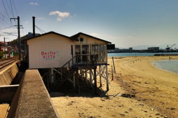 <p>Buena Vista Caf&eacute; and Restaurant on Baishinji Beach</p>