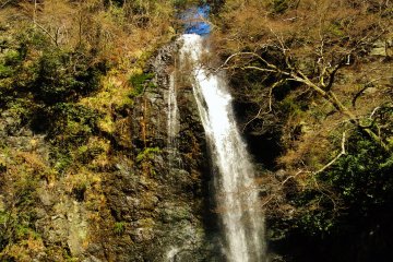 <p>A resting spot right next to the waterfall is ideal for taking pictures, or resting after the walk.</p>
