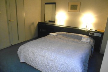 스위트 룸의 퀸사이즈 침대. 스위트치곤 좀 작다.