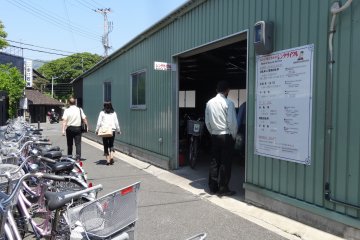 <p>ร้านให้เช่าจักรยานข้างสถานีซะกะอะระชิยะมะ (Sagaarashiyama)</p>