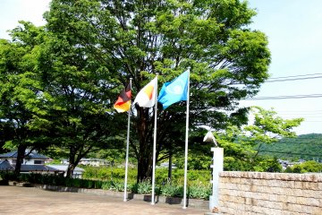 <p>Вздымающиеся флаги Германии, Японии и города Наруто</p>