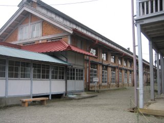 Các tòa nhà của Nhà máy tơ lụa Tomioka đang trong tình trạng gần như hoàn hảo. Bên cạnh tòa nhà máy quay tơ tằm, có hai nhà kho kén, ký túc xá của công nhân và nhà của giám đốc.