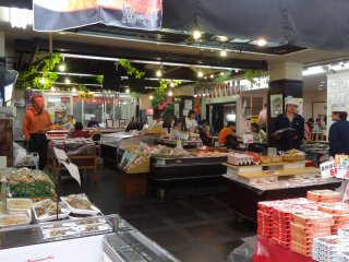 ภายในร้านคุโระมอน ซันเปะอิ (Kuromon Sanpei)