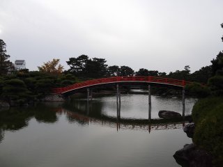 池を渡る邀月橋