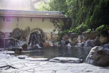 <p>Beautiful outdoor onsen on a sunny day!</p>