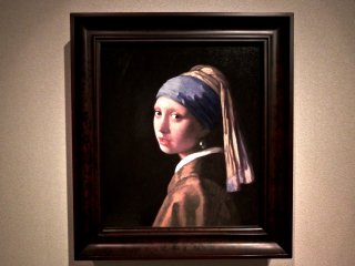 'Cô gái với chiếc hoa tai ngọc trai' của Jan Vermeer. Bản gốc hiện đang ở Mauritshuis, Hà Lan