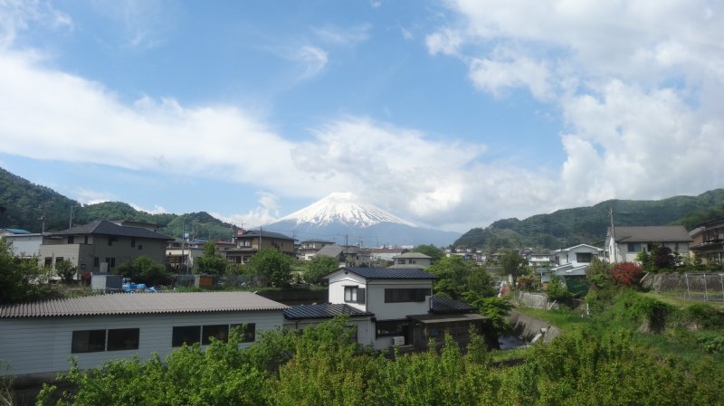 <p>Viewing beautiful Mt. Fuji from the Fujikyuko Line train</p>