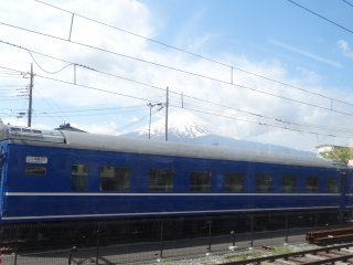 รถไฟสายฟูจิกิวโกะกับวิวภูเขาฟูจิ