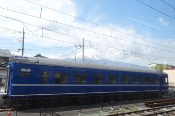 <p>รถไฟสายฟูจิกิวโกะกับวิวภูเขาฟูจิ</p>