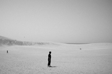 <p>JapanTravel reporter at the flatland of the dunes.</p>