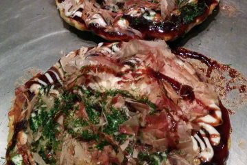 <p>Overview of the mixed okonomiyaki.&nbsp;</p>