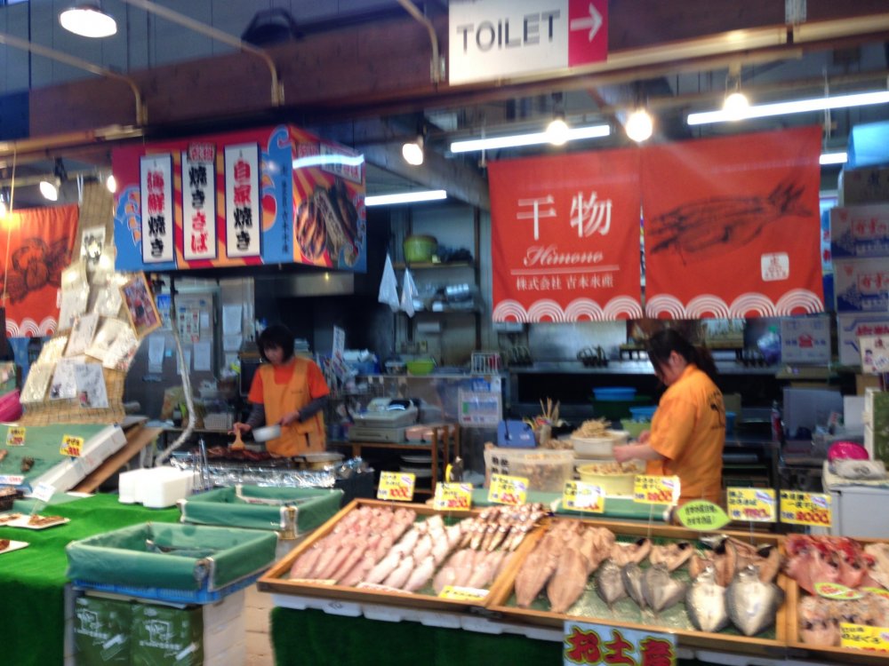 Trò chuyện với bạn hàng cá bằng tiếng Nhật và vài người còn nấu cá cho bạn (mất tầm 30 đến 60 phút tùy vào cá và thời gian trong ngày)
