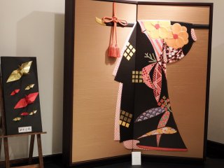 Tấm bình phong Nhật Bản với bộ kimono được trưng bày tại sảnh đợi của khách sạn