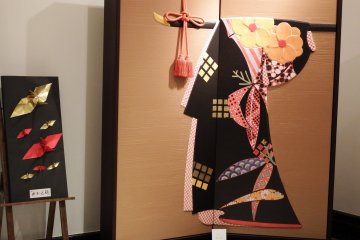 <p>ฉากกั้นแบบญี่ปุ่นและชุดกิโมโนที่จัดแสดงไว้บริเวณลอบบี้ของโรงแรม</p>