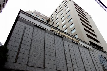 시조 역 근처 호텔 닛코 프린세스 교토를 올려다보며 