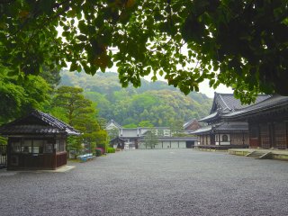 Ngôi đền hiện ra mờ ảo trong cơn mưa phùn